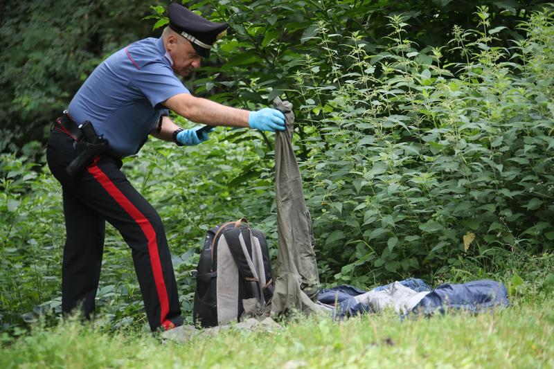 Violenta sparatoria in provincia di Sondrio, giovane ferito suona ai residenti coperto di sangue: “Aiutatemi”