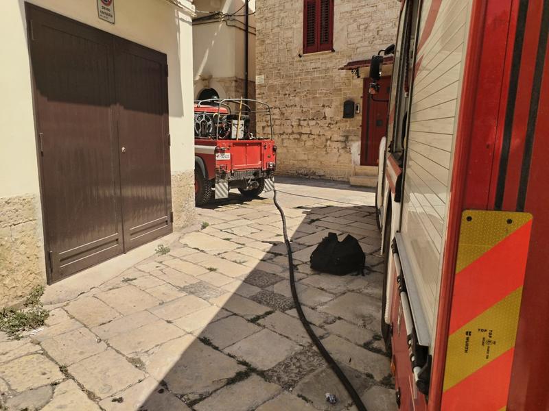 Sottano a fuoco nel centro antico di Ruvo di Puglia Le foto