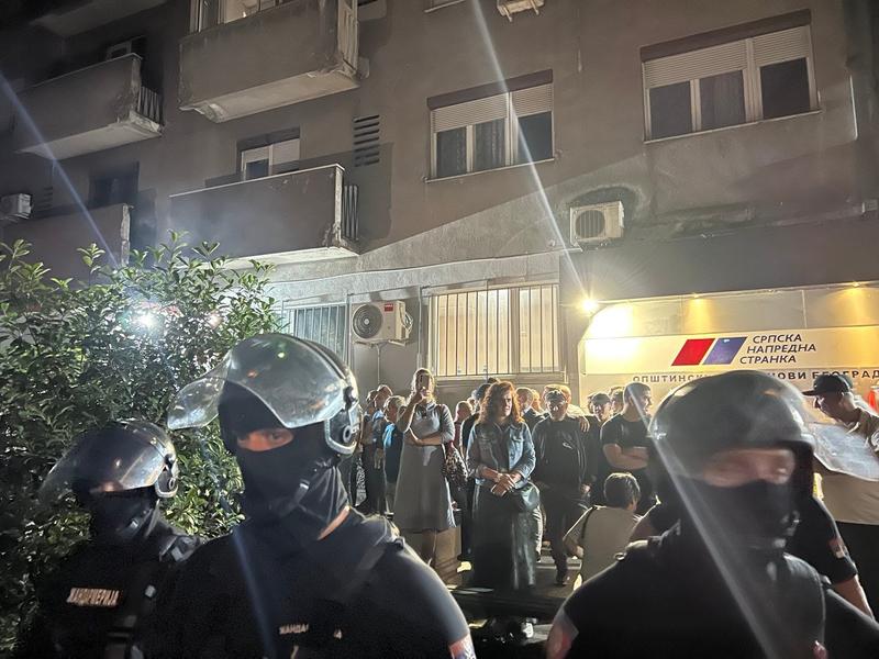 Protest i incidenti ispred prostorija SNS: Pristalice naprednjaka gađale jajima i flašama okupljene građane, čuo se jak topovski udar