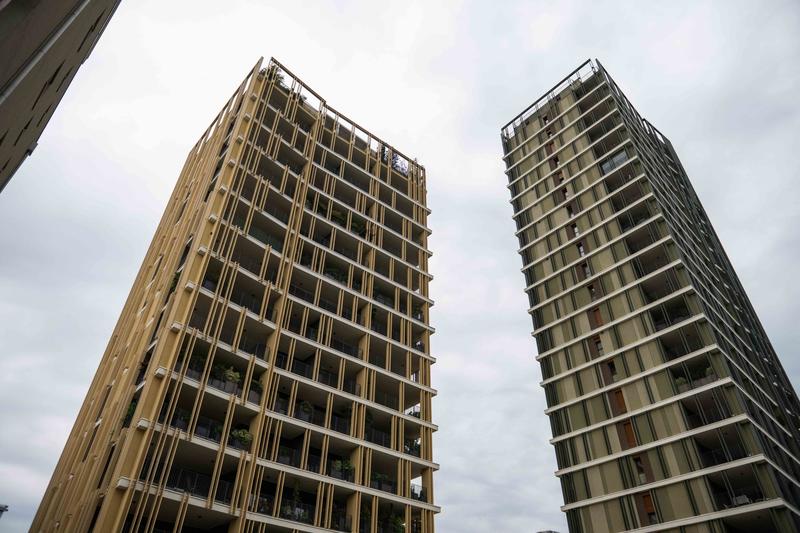 Le due facce dei grattacieli di Park Towers a Milano: “Un inferno”. Gli inquilini: “Stiamo bene, ma ci danno degli abusivi”
