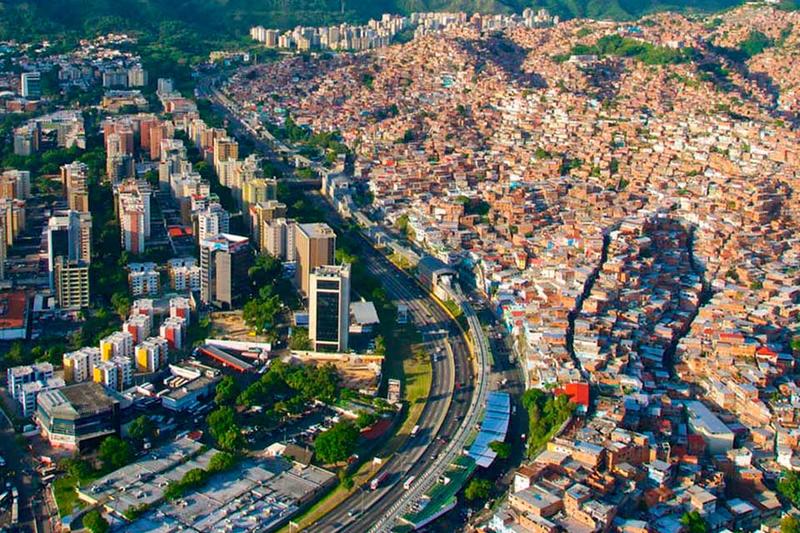 Barrios brujos y favelas: un siglo de informalidad urbana en AL, por Carlos Gordón