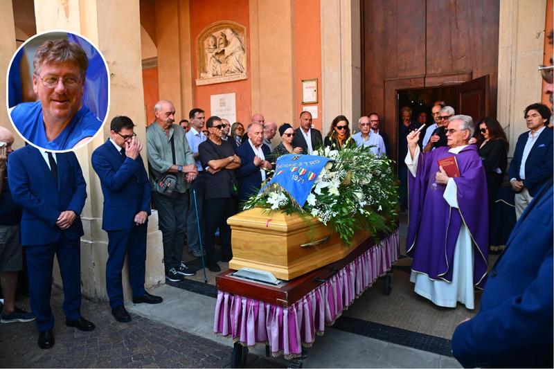 Addio a Marco Bonamico, Certosa gremita per i funerali del Marine. La figlia Elena: “Buon viaggio papà”