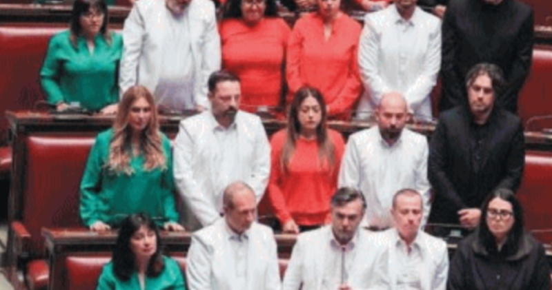Sceneggiate e insulti: in aula, il circo dei grillini
