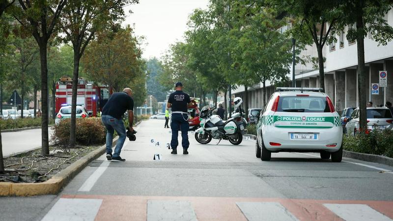Brescia, la morte assurda di Luigi Lanzini: scende un attimo dal marciapiede, in quell’istante il portello di un furgone in transito si spalanca e lo colpisce