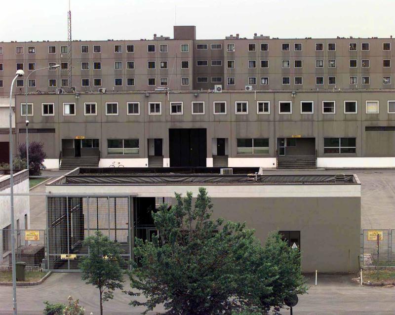 Detenuto dà fuoco ad una cella del carcere: 11 agenti intossicati