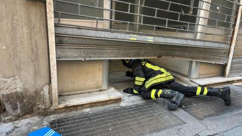 Livorno, terrore in via Sansoni: esplosione in un fondo commerciale