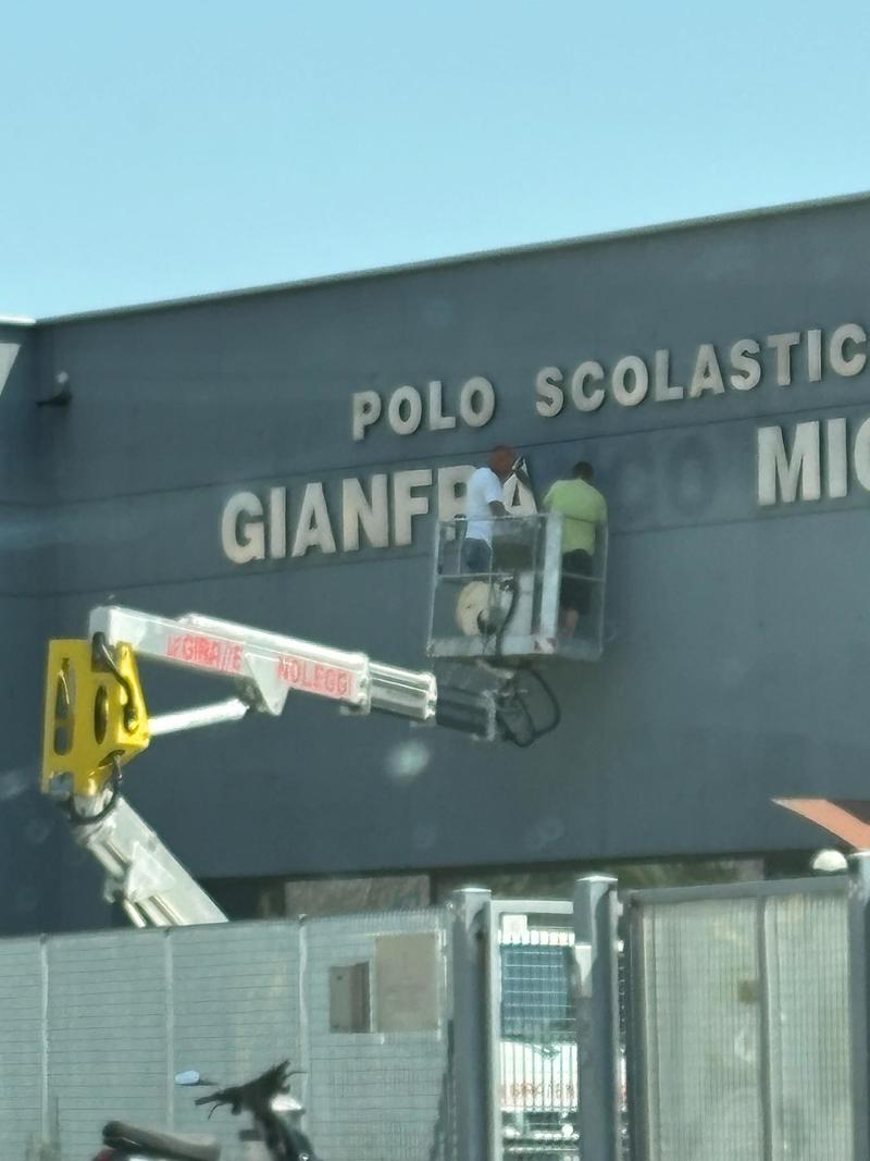 Adro cancella il nome di Gianfranco Miglio dalla scuola: è la fine di un’era leghista
