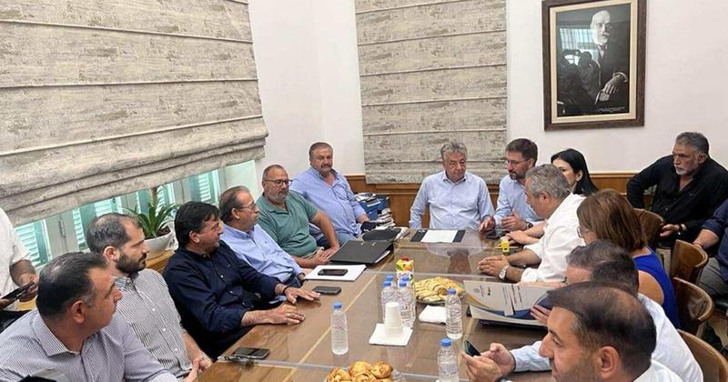 Χαμόγελα κι ενθουσιασμός στην υπογραφή της σύμβασης για την ανάπλαση της Βενιζέλου στο Γάζι
