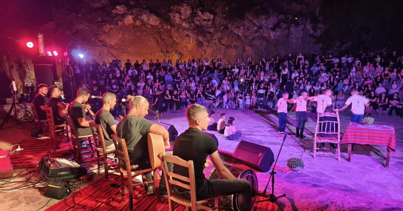 Τιμή στον Λευτέρη Καλομοίρη – Ντελικανή, προσφορά στη μικρή Παυλίνα