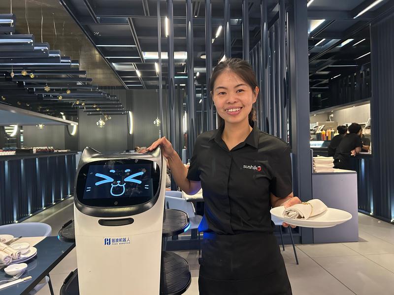 Al ristorante di sushi trovi Miao Miao, il cameriere robot che serve ai tavoli: “Costa 8mila euro e fa simpatia”