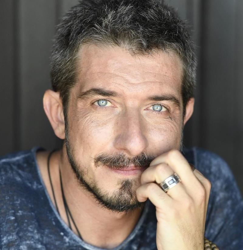 Paolo Ruffini va in scena sotto la Pietra. A Casina la musica anni ’80 e ’90 del Marabù