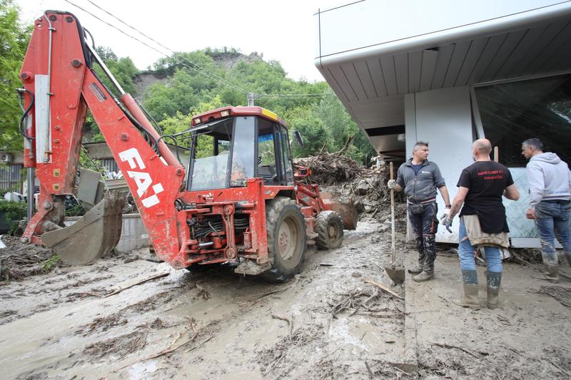 Autosalone distrutto dall’alluvione. “Ma mi chiedono l’Imu”