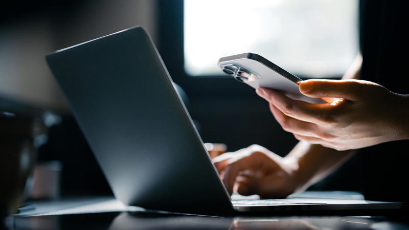 Sempre connessi, mai davvero presenti, tra patologie silenziose delle chat istantanee
