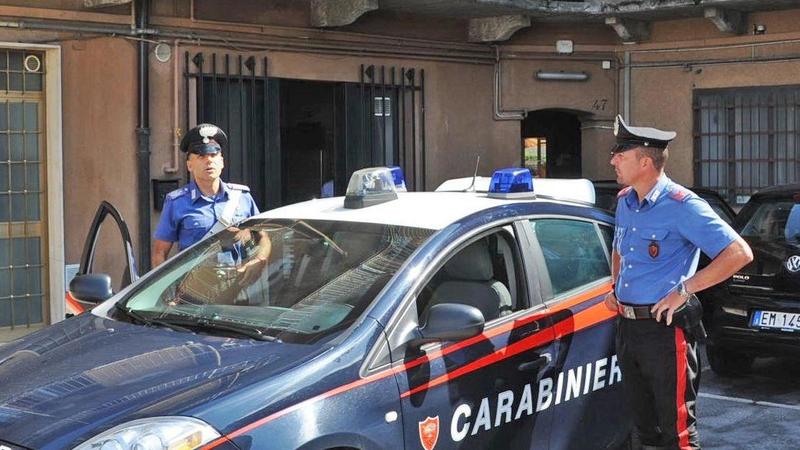 Seregno, raffica di coltellate sulla moglie: lei si salva la vita entrando nella casa della vicina