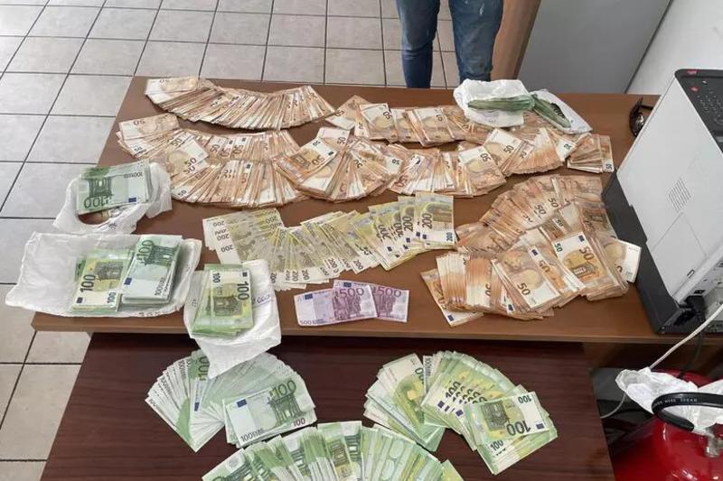 Maxi sequestro al porto: pronto a imbarcarsi con 240mila euro in contanti nel bagaglio