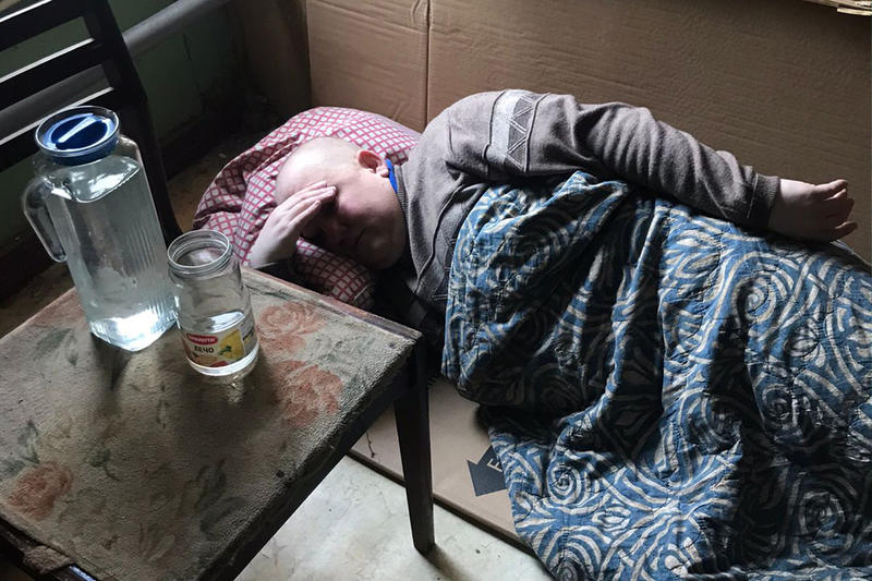 «Живу в коридоре, сплю на полу»: сирота больше 30 лет ждет положенную по закону квартиру