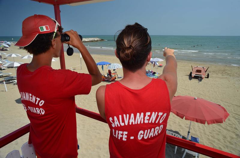 Precettati i bagnini in sciopero: “Costretti a stare in torretta”