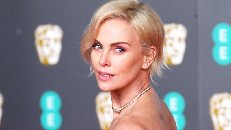 I 50 anni di Charlize Theron: «Sono single per scelta e ora faccio sesso con i più giovani»