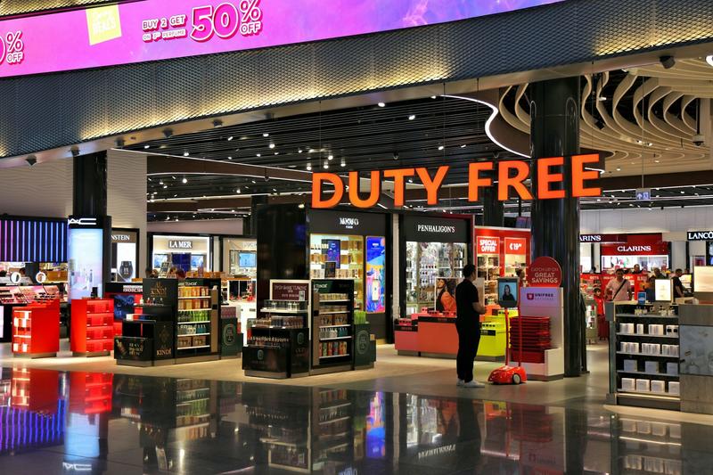 Le « Travel Retail » à l’aéroport, ou quand le luxe s’invite dans nos bagages à main