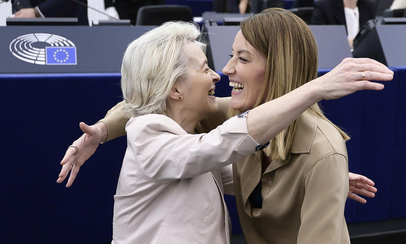 (POGLED) Kolumna Vesne V. Godina: Od Romov do Ursule von der Leyen: Slovenska politika je popolnoma dezorientirana