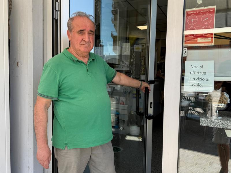 Bar Donatello, titolari esasperati. Multa per l’auto sul marciapiede: “Volevamo solo evitare altri furti”