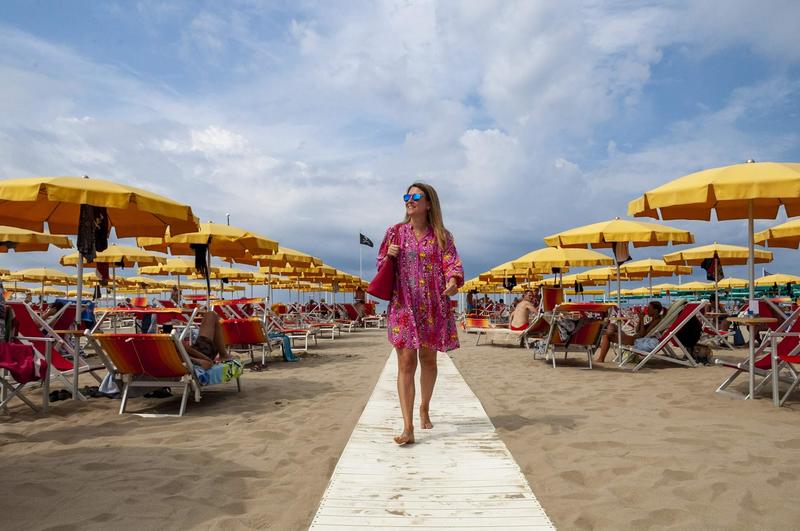 Grande esodo, ma spiagge vuote. I prezzi spaventano i turisti /