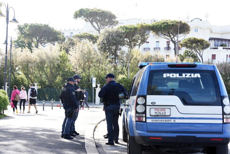 Sorpreso a rubare, aggredisce ristoratore che cade su una porta a vetri e si taglia