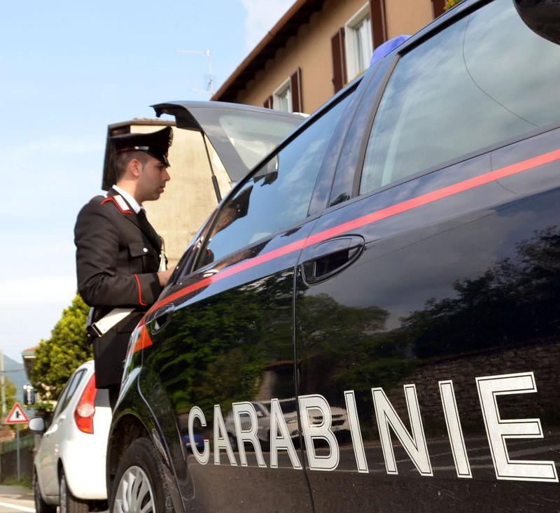 Orrenda scoperta: vive per tre anni con il fratello morto in camera da letto