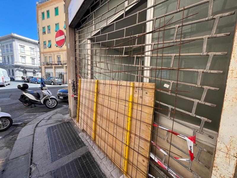 Livorno, esplosione nel fondo di via Sansoni. Tre querele in due anni, l'Inps mette una grata