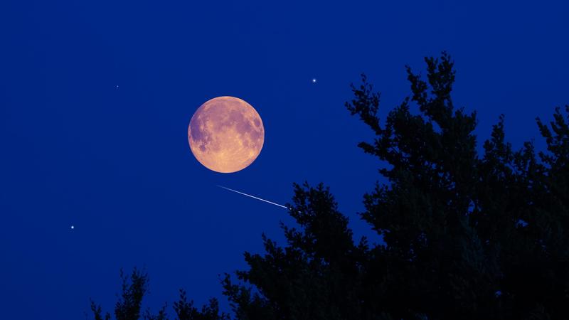 Luna piena dello Storione, l’evento astronomico dell’estate. Sfumature di rosso e giallo nel cielo