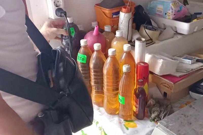Бабушкина суррогатина: кубанская самогонщица рассказала, как выявить ядовитые примеси в алкоголе
