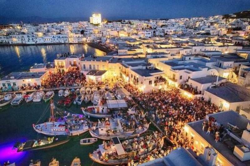 Τρόπο να «ανασάνει» από την πλημμύρα του υπερ-τουρισμού ψάχνει η Πάρος