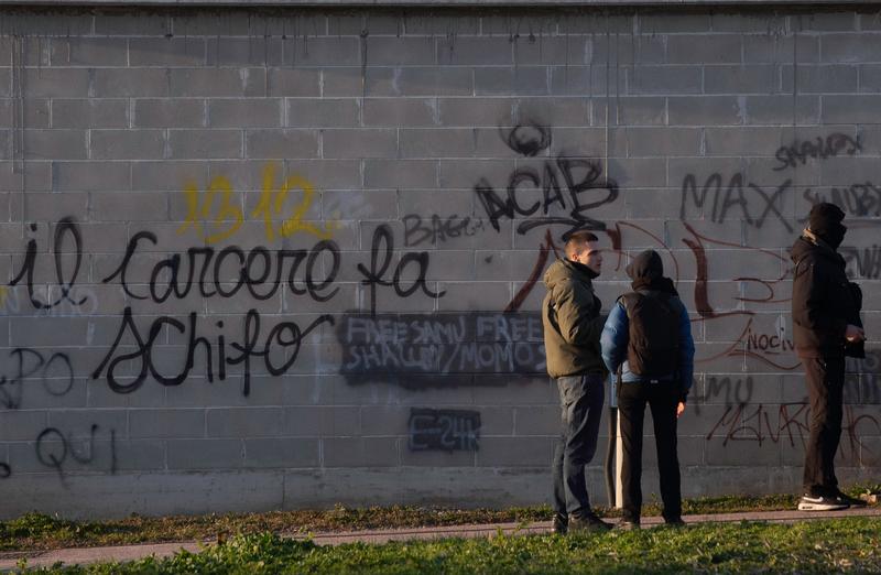 Violenza gratuita nel carcere Beccaria, massacrato da 10 guardie perché chiede un calmante: “Frocio di m***a”