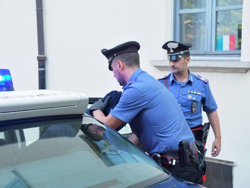 Due giovani liceali pedinate e violentate: i domicili-fantasma dell’aggressore e le (premeditate) fascette per bloccare le vittime