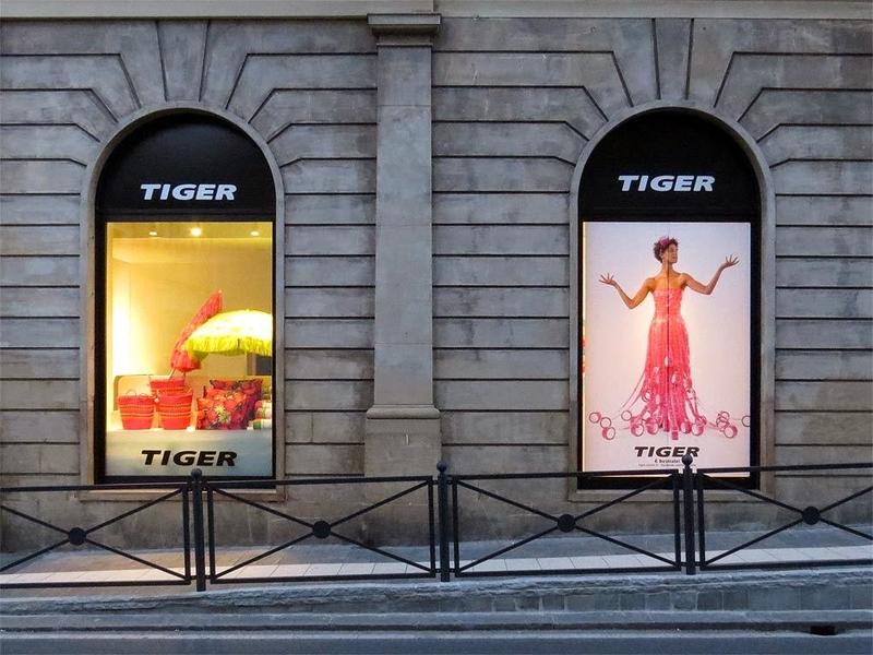 Livorno, entrano da “Tiger” insieme ai figli e rubano delle tovaglie nascondendole nei passeggini
