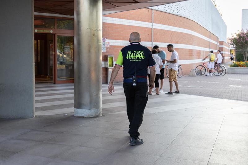 Panico al centro commerciale Rotonda, spruzzato spray urticante: una bimba all’ospedale