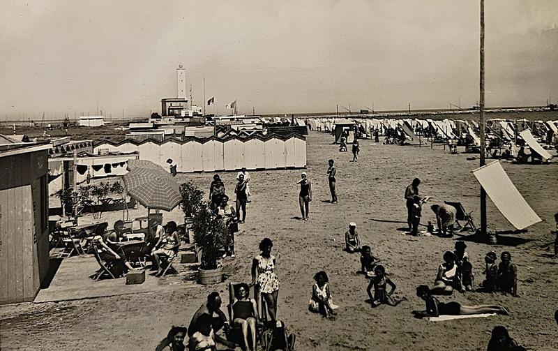 La storia del Bagno Emilia di Marina. “Veniva tanta gente, anche col carro trainato dai buoi...”