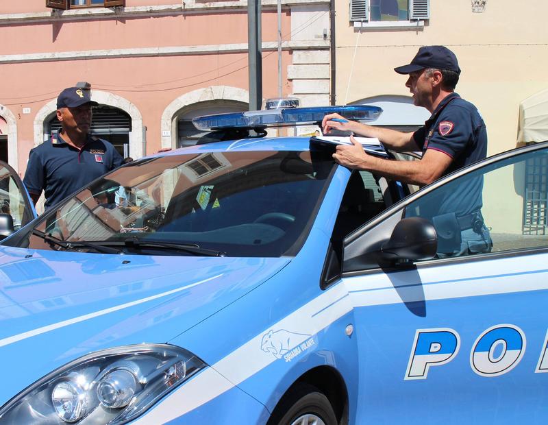 Schiaffi e spintoni alla compagna: arrestato