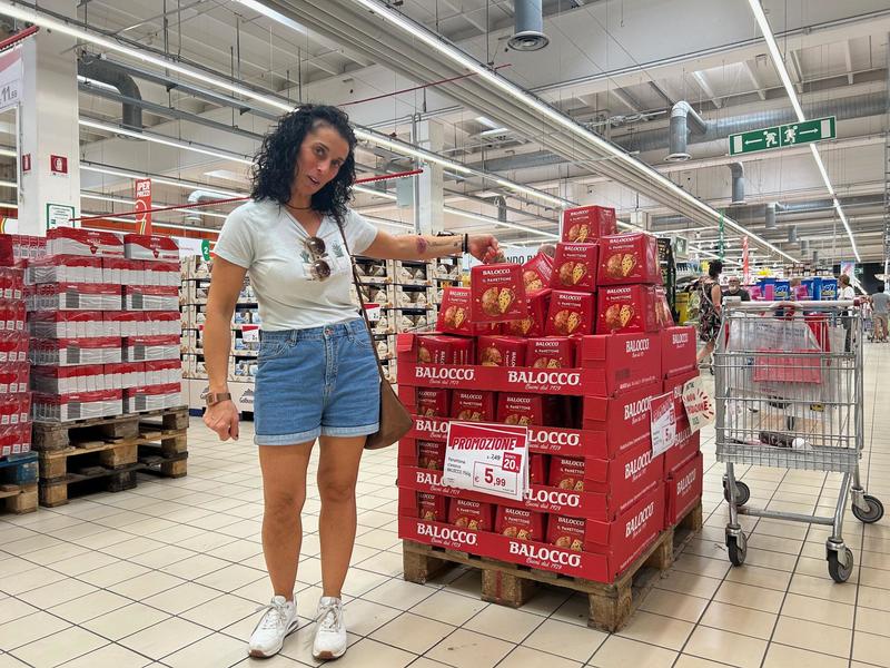 Al supermercato c’è già aria di Natale: il panettone di Ferragosto va a ruba, ecco quanto costa