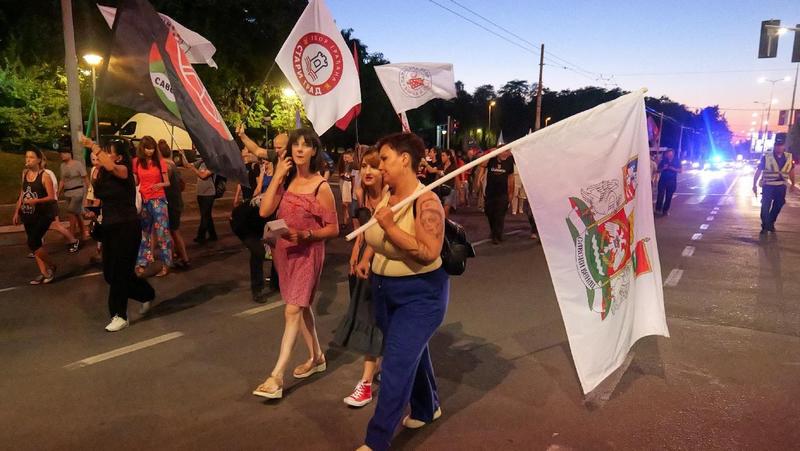 Zborovi građana posetili Vučićevu rezidenciju: Traže raspisivanje izbora, uzvikivali „istraga pa robija“