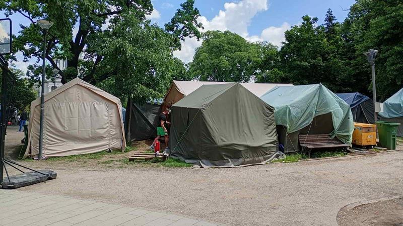 Na jednoj strani je „ćacilend“, na drugoj strani su oblakoderi