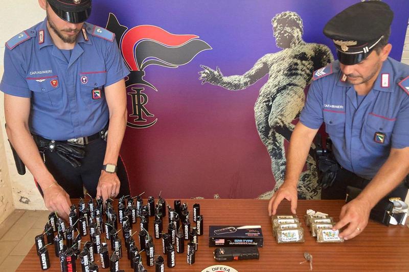 Movimenti sospetti nel condominio, arrestato un 18enne: in casa droga, botti illegali e taser