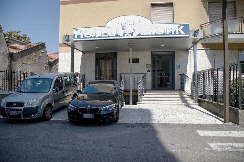 Cade dal secondo piano di un hotel a Cinisello: gravissima una donna. Un testimone: un uomo cercava di trattenerla, poi è fuggito