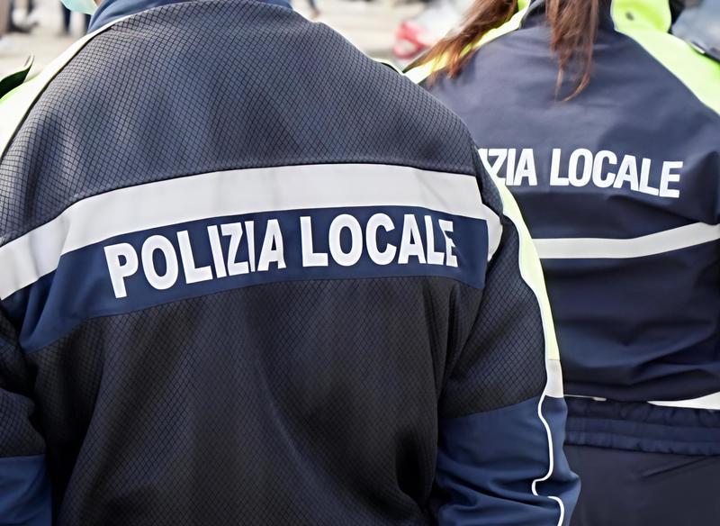 Oggetti, giornali e rifiuti: scoperta accumulatrice seriale in un appartamento a Monza. Operazione di sgombero e pulizia
