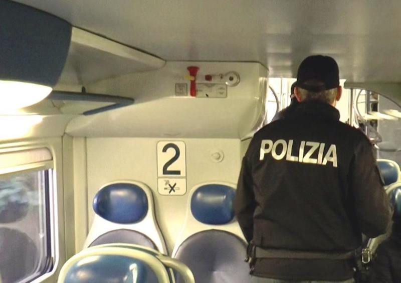 Sorpreso sul treno senza biglietto, aggredisce il controllore e prende a calci i poliziotti