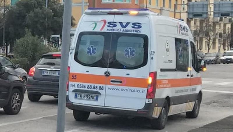 Livorno, camionista tenta di spegnere l’incendio: in ospedale con ustioni di secondo grado