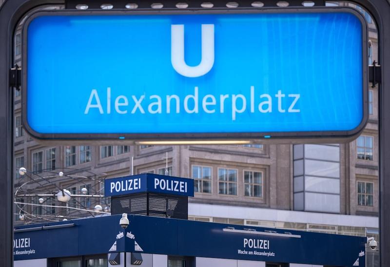 Rassistischer Angriff am Alexanderplatz: Polizeischüler vom Dienst suspendiert