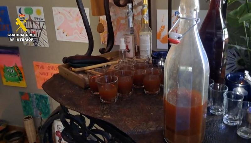 Litri di ayahuasca e veleno di rospo ai ritiri spirituali: il blitz della polizia scoperchia un vaso di pandora