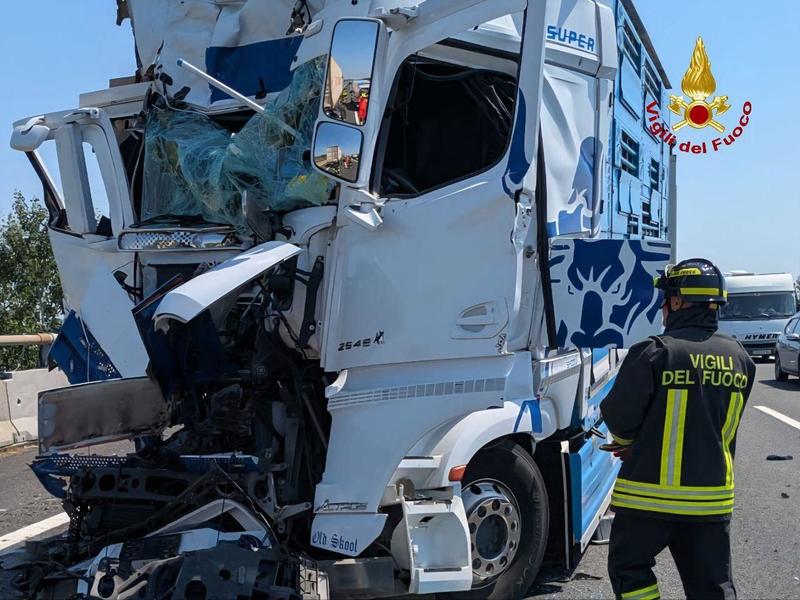 Incidente in A14 a Faenza: tre camion coinvolti, un conducente estratto dai pompieri