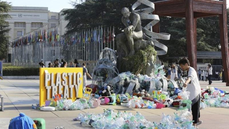 Umetnik zatrpava plastičnim otpadom skulpturu ispred UN tokom pregovora za sporazum o zagađenju (VIDEO)